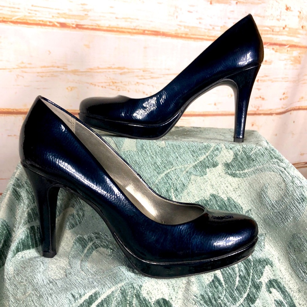 DWS5 - Bandolino Navy Pumps - Size 6.5